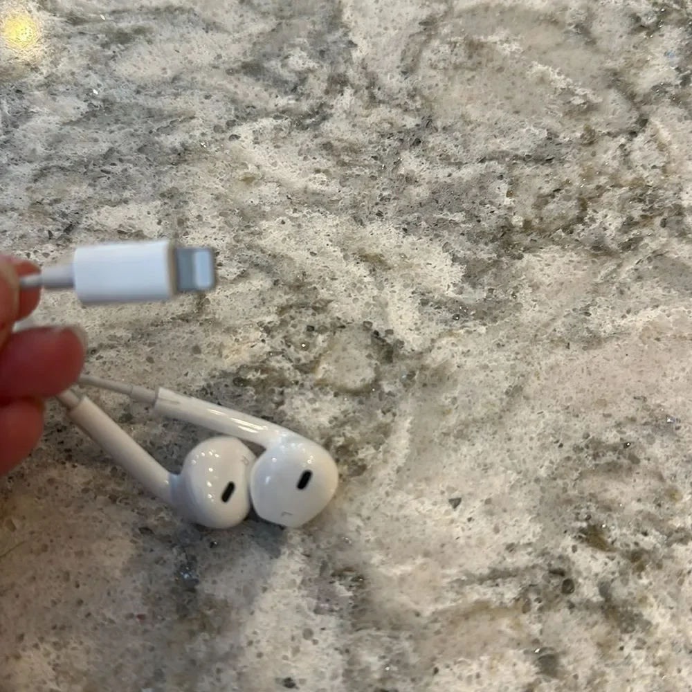 🤍 Apple EarPods with Lightning Connector – White (Excellent Condition)